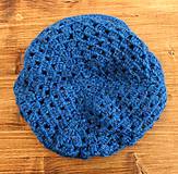 Čiapky, čelenky, klobúky - Modrá háčkovaná čapica s veľkým šiltom - 15993686_