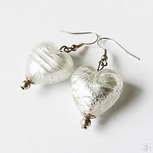 Náušnice - Biele sklenené srdcia - visiace náušnice - 15998488_