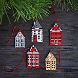 Dekorácie - Drevené vianočné ozdoby - domčeky Staré mesto (5ks) - 15998994_
