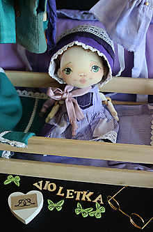 Hračky - Priateľky do kabelky. Textilná bábika Violetka - 15998662_
