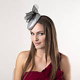 Ozdoby do vlasov - Strieborný koktejlový klobúčik s abstraktným kvetom, moderný klobúčik pre svadobnú mamu - 15997104_