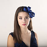 Ozdoby do vlasov - Fascinátor v tvare mašle, kráľovská modrá na svadbu, minimalistický fascinátor, ozdoba do vlasov - 15999107_