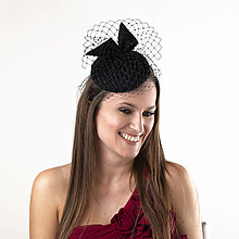 Ozdoby do vlasov - Čierny koktejlový klobúčik so závojčekom, moderný klobúčik pre svadobnú mamu - 15997093_