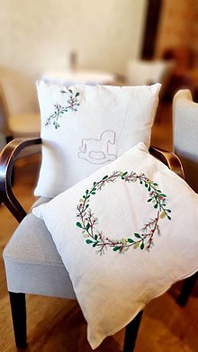 Úžitkový textil - Vianočný venček a koník - ručne vyšívaný poťah na vankúš - 16000297_