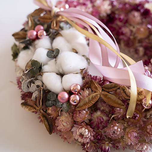 Vianočný prírodný veniec so slamienok, bavlny a eukalyptu v ružovej farbe