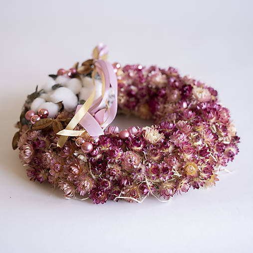 Vianočný prírodný veniec so slamienok, bavlny a eukalyptu v ružovej farbe