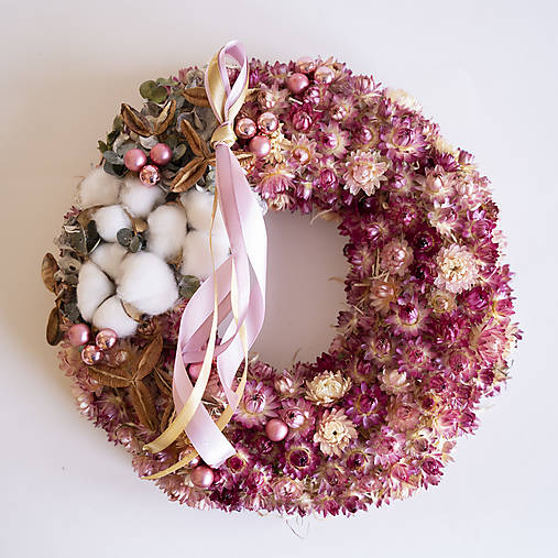 Vianočný prírodný veniec so slamienok, bavlny a eukalyptu v ružovej farbe