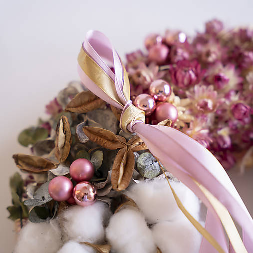 Vianočný prírodný veniec so slamienok, bavlny a eukalyptu v ružovej farbe