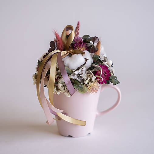 Šálka plná kvetov voňajúcich Vianocami