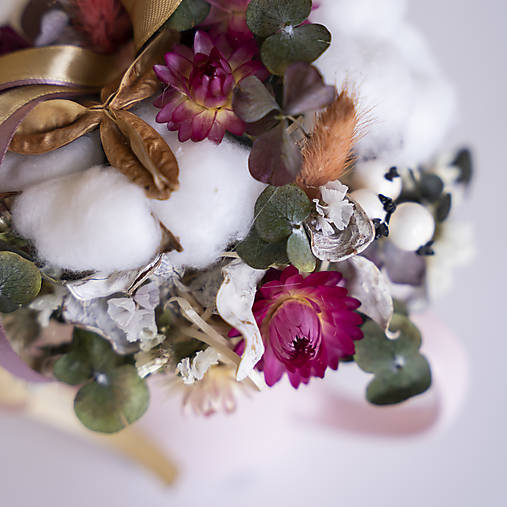 Šálka plná kvetov voňajúcich Vianocami