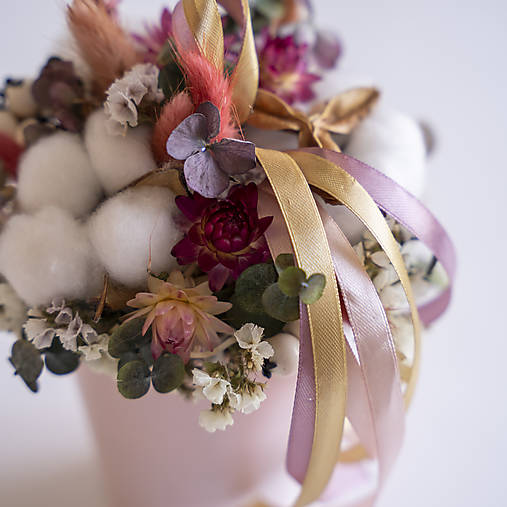 Šálka plná kvetov voňajúcich Vianocami