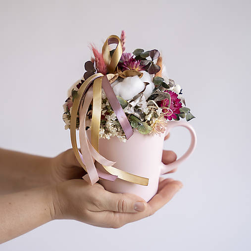 Šálka plná kvetov voňajúcich Vianocami