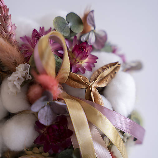 Šálka plná kvetov voňajúcich Vianocami