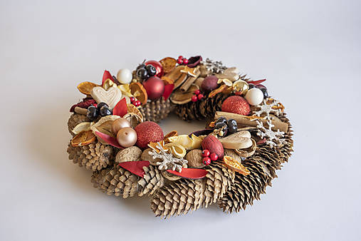 Vianočný prírodný veniec v klasickej zlatej a červenej farbe