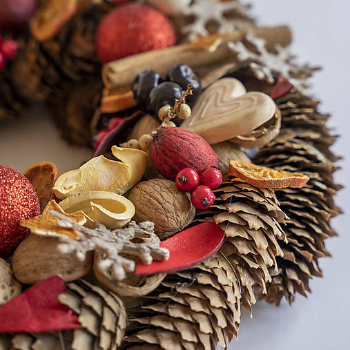 Vianočný prírodný veniec v klasickej zlatej a červenej farbe