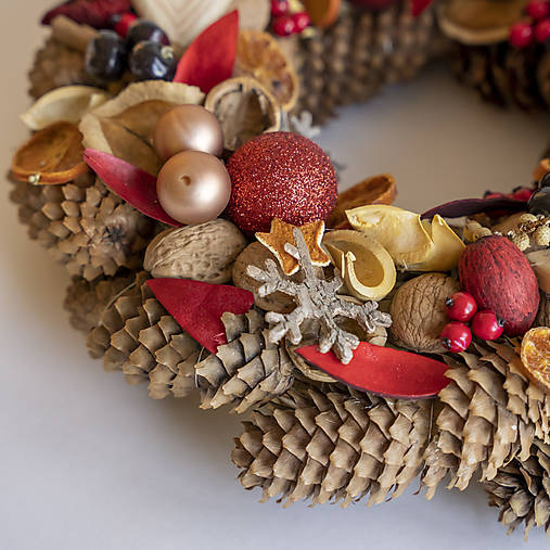 Vianočný prírodný veniec v klasickej zlatej a červenej farbe