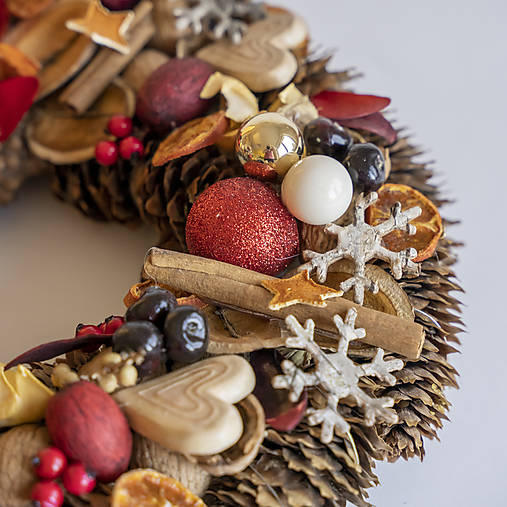 Vianočný prírodný veniec v klasickej zlatej a červenej farbe