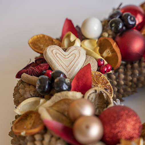 Vianočný prírodný veniec v klasickej zlatej a červenej farbe