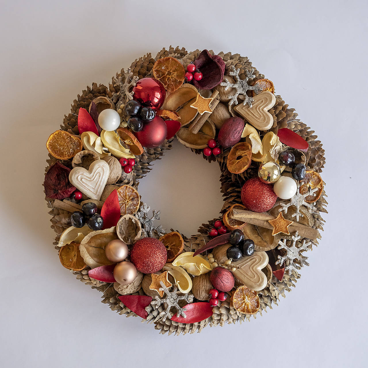 Vianočný prírodný veniec v klasickej zlatej a červenej farbe