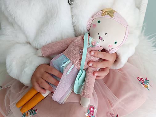  - Bábika v ružovom kabátiku, malá - 16001179_