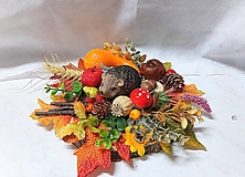jesenná dekorácia na dreve s ježkom 