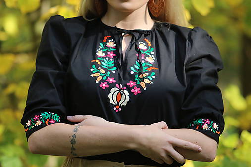 Blúzky a košele - Vyšívaná, bavlnená blúzka Čaro večera - 16002856_