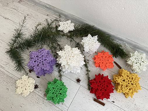 Dekorácie - závesná VLOčKA VIANOčNá  háčkovaná dekorácia - 16001875_