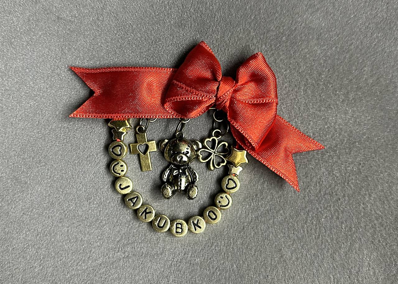 Mašlička proti urieknutiu na kočík/vajíčko s mackom, štvorlístkom, krížikom a menom