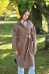 Vlnený vyšívaný kabát