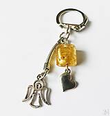 Kľúčenky - Handmade kľúčenka/prívesok s anjelikom a zlatou sklenenou korálkou - 16009421_