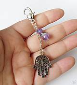 Kľúčenky - Handmade kľúčenka/prívesok s rukou hamsa a anjelikom z liečivého kameňa ametystu - 16009505_