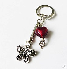 Kľúčenky - Handmade kľúčenka/prívesok s motýľom a červenou sklenenou korálkou - 16009406_