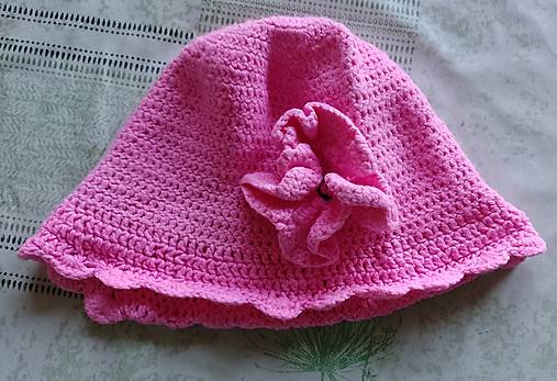 Ružový klobúčik s kvetinkou