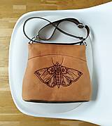 Kabelky - MILA "Moth2" kožená kabelka s vypaľovaným obrázkom - 16010254_