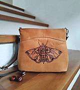 Kabelky - MILA "Moth2" kožená kabelka s vypaľovaným obrázkom - 16010257_