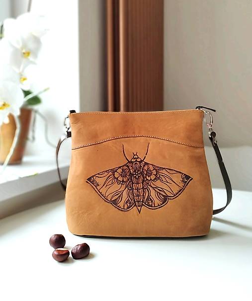 MILA "Moth2" kožená kabelka s vypaľovaným obrázkom