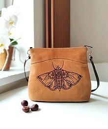 Kabelky - MILA "Moth2" kožená kabelka s vypaľovaným obrázkom - 16010251_