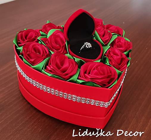 Luxusný flower box s ružami a krabičkou na prstienok