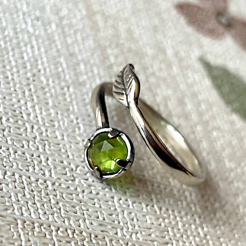 Leaf Natural Moldavite Ring Ag925 / Strieborný prsteň s brúseným vltavínom