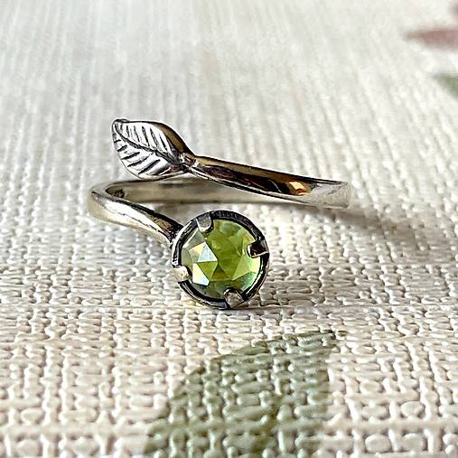 Leaf Natural Moldavite Ring Ag925 / Strieborný prsteň s brúseným vltavínom