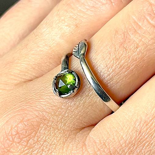 Leaf Natural Moldavite Ring Ag925 / Strieborný prsteň s brúseným vltavínom