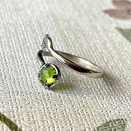 Leaf Natural Moldavite Ring Ag925 / Strieborný prsteň s brúseným vltavínom