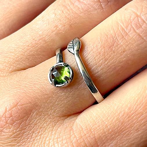 Leaf Natural Moldavite Ring Ag925 / Strieborný prsteň s brúseným vltavínom