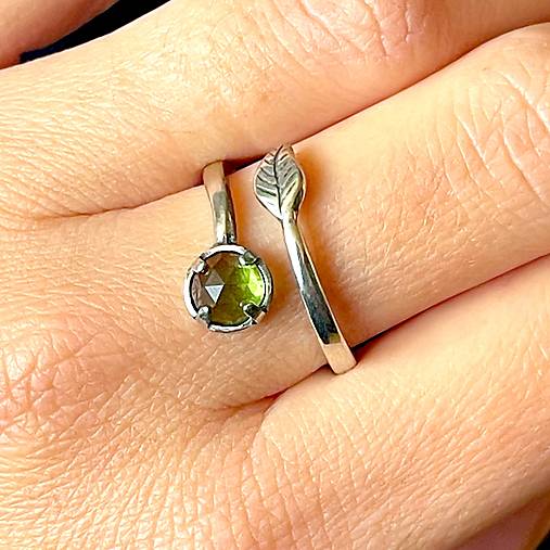 Leaf Natural Moldavite Ring Ag925 / Strieborný prsteň s brúseným vltavínom