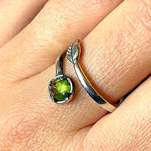 Leaf Natural Moldavite Ring Ag925 / Strieborný prsteň s brúseným vltavínom