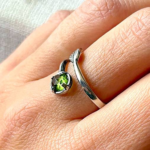 Leaf Natural Moldavite Ring Ag925 / Strieborný prsteň s brúseným vltavínom