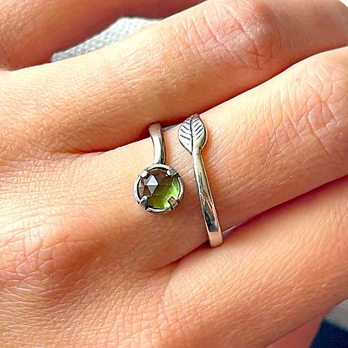 Leaf Natural Moldavite Ring Ag925 / Strieborný prsteň s brúseným vltavínom