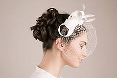 Ozdoby do vlasov - Svadobný biely fascinátor s pierkami, závoj birdcage - 16018619_