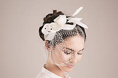 Ozdoby do vlasov - Svadobný biely fascinátor s pierkami, závoj birdcage - 16018620_