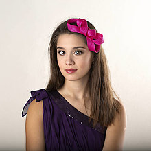Ozdoby do vlasov - Ružový fascinátor v tvare mašle, ružová zelená ozdoba na svadbu, na večierok, minimalistický fascinátor - 16017378_